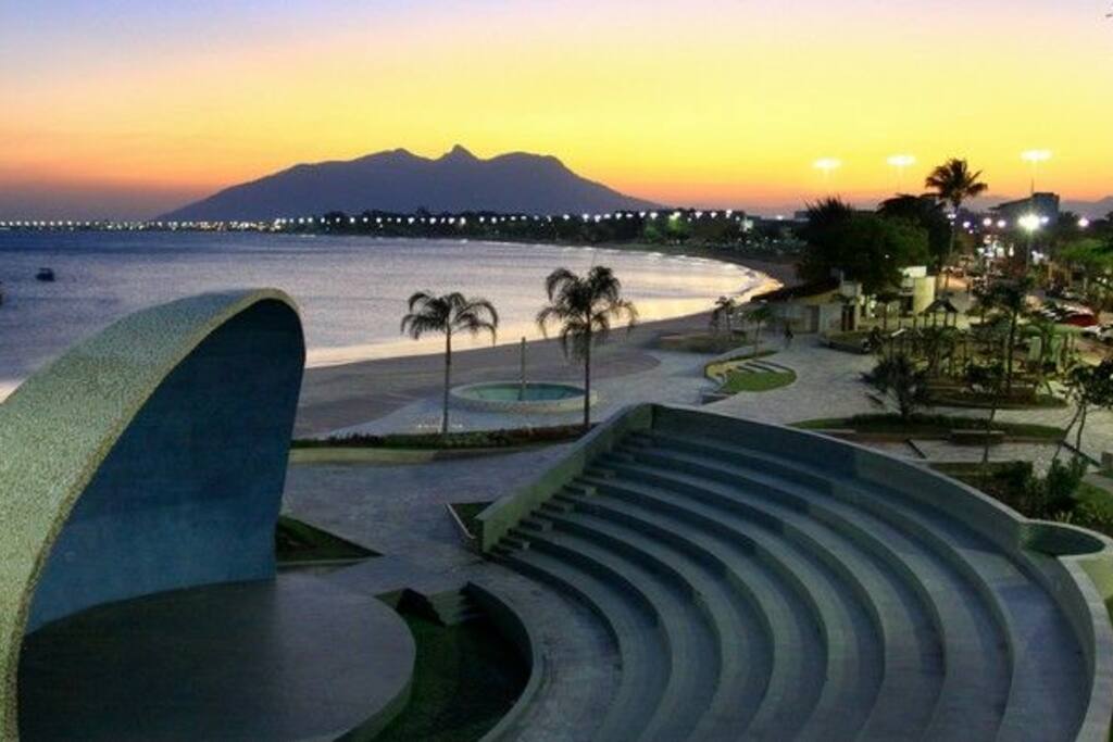 Praça da concha acústica no centro da cidade, ao fundo o Morro São João, localizado em Barra de São João!