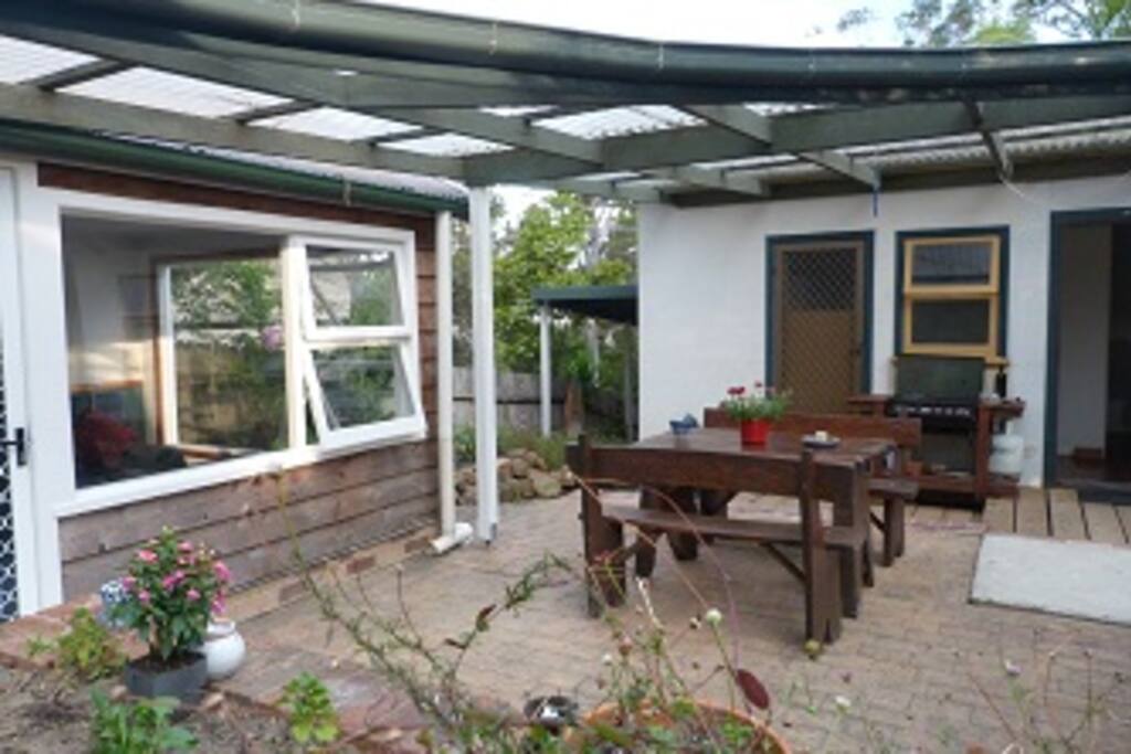 Rainproof entertaining / bbq area connects cottage to bungalow. Independant access to Bathroom / Toilet.