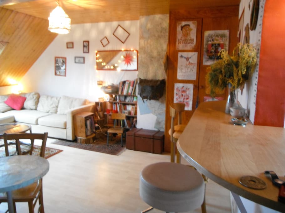 Bar communiquant entre la cuisine et le salon. 3 places assises pour dîner en face à face avec quelqu'un dans la cuisine.
