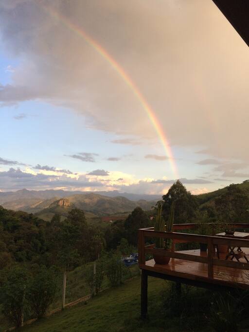 Tem uma linda paisagem da Serra da Mantiqueira. Lugar tranquilo próximo de uma horta orgânica e pode-se ouvir o barulho de rio proximo.