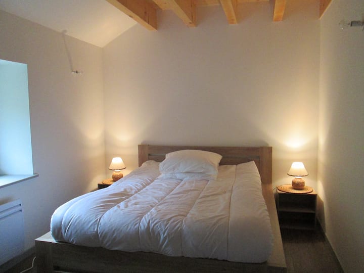 Საძინებელი ორადგილიანი საწოლით140 × 190. (მისაღები ოთახის/მისაღები ოთახის გვერდით)