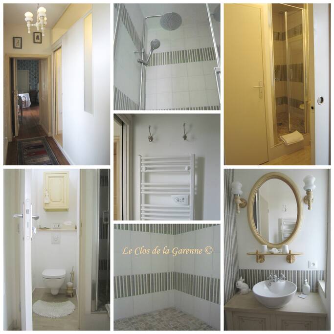 Salle d'eau avec grande douche, lavabo, toilettes cloisonnées.
