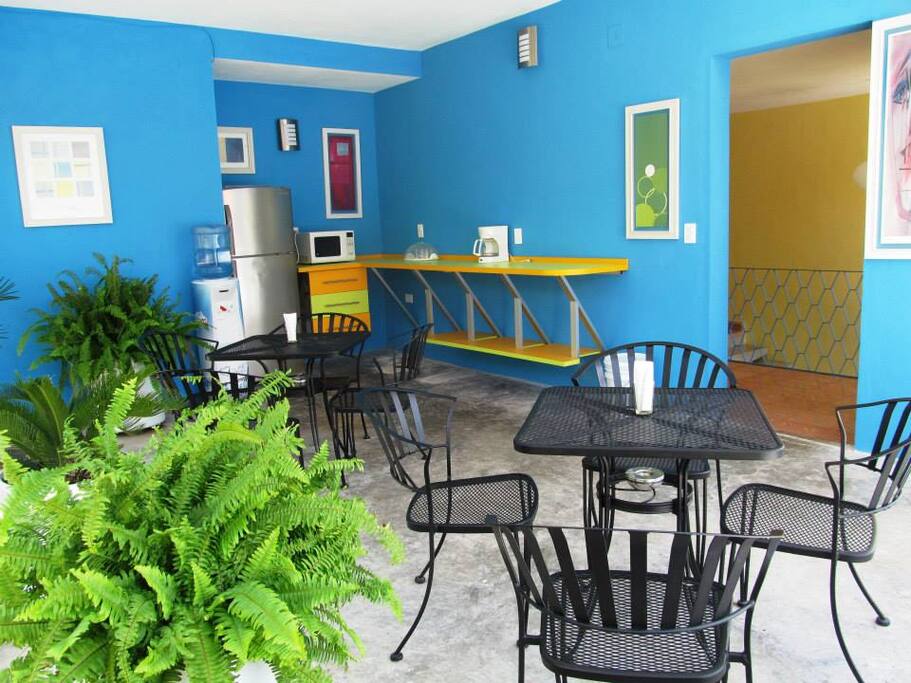 Comedor, hay utensilios de cocina y parrillas eléctricas a su disposición. Vajilla y cubiertos.