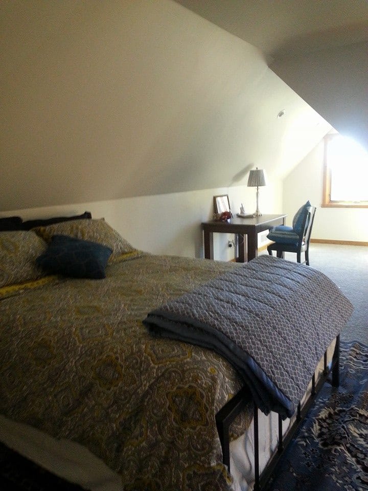 主卧配有电视、两个壁橱和带日光浴床的壁橱。