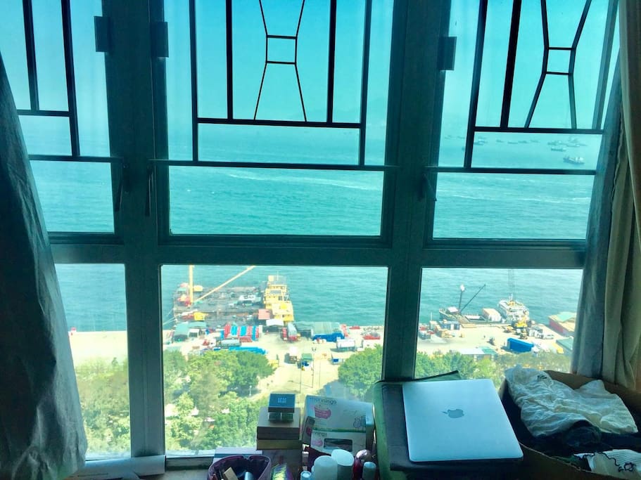 楼下的码头是春娇与志明里的遛狗码头, ins上很火的拍照景点。 楼下还有政府的公共泳池, 很便宜就可以游泳。 Down there is the famous Sai Wan Pier, which is also called” instagram pier”. You can jogging along the pier.