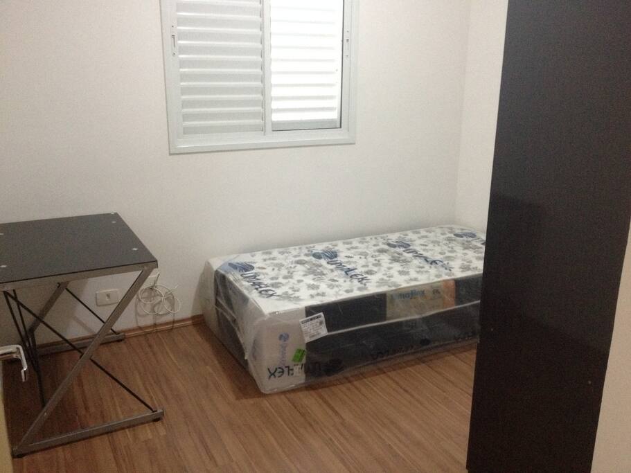 Quarto com cama box, guarda roupa e escrivaninha