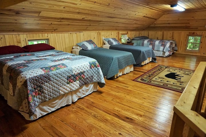 loft area - 2 queen & 2 twin beds & TV