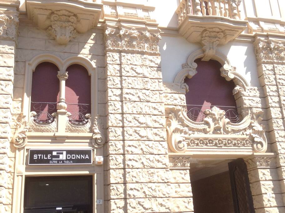 I due archi del primo piano del palazzo corrispondono alle due finestre dell'appartamento