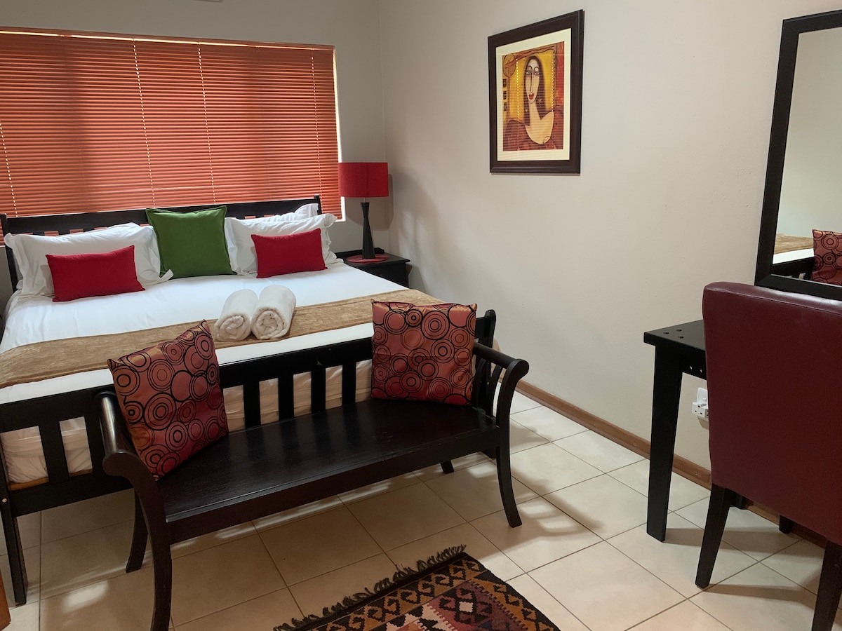 Glavna spavaća soba s bračnim  krevetom