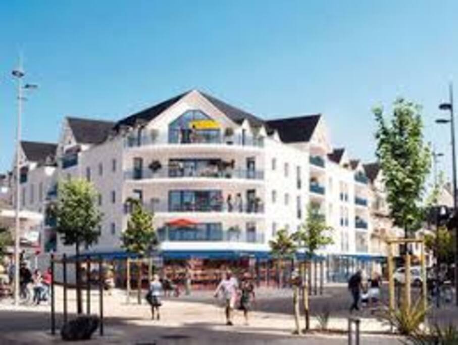 A 200 M DE LA MAISON TOUS COMMERCES.