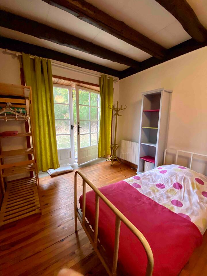 כניסה חיצונית למעונות 