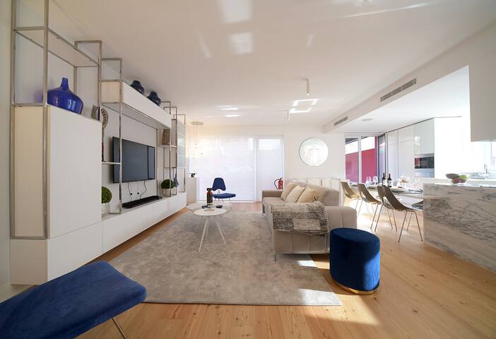 Central Luxury Apartment with terrace and jacuzzi gallery image 2