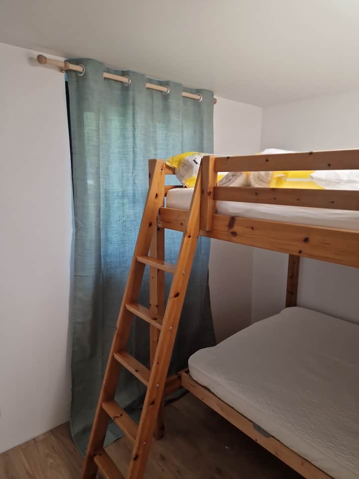 Спалня с двуетажно легло 160 х 200, а в долната част - легло 140 х 200.