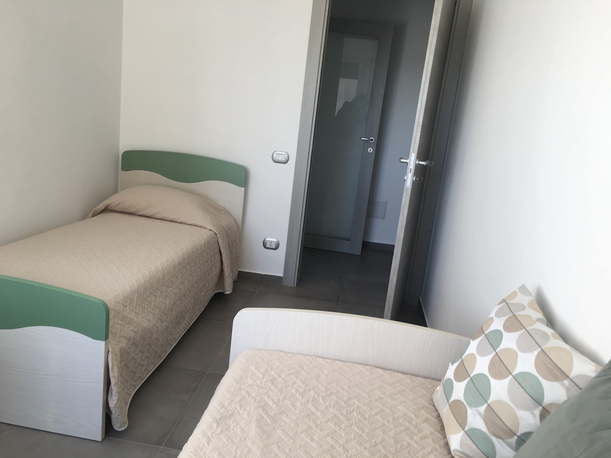 带两张床的第二间卧室