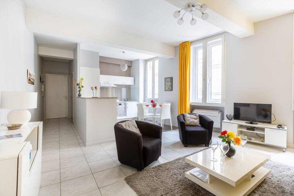 En entrant, vous aurez sur la gauche la salle de bain , la cuisine puis vous arriverez dans le salon .