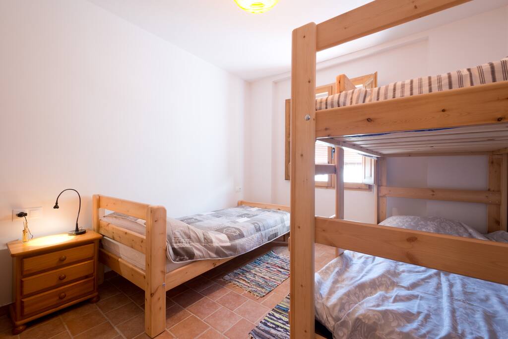 dormitorio con camas individuales