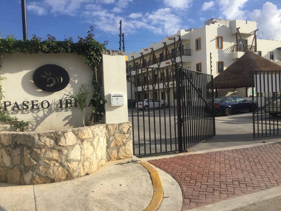 entrada con puertas eléctricas para su comodidad