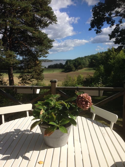 Vacker vy från altanen över Slätbaken. Grillmöjligheter finns.