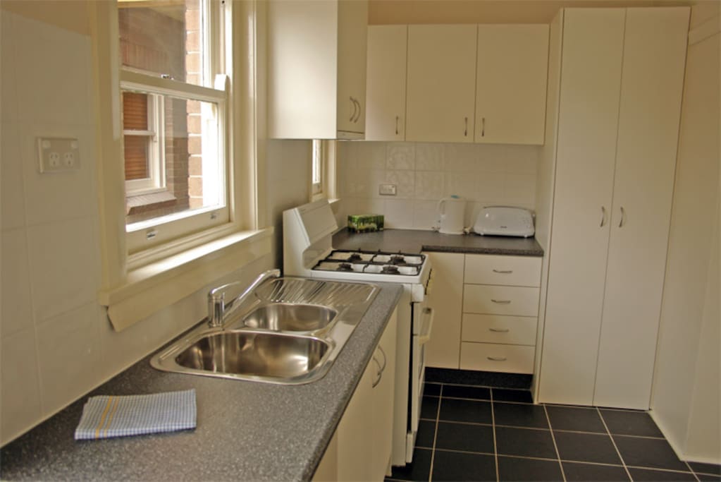Fully equipped kitchen with washing machine and dryer
