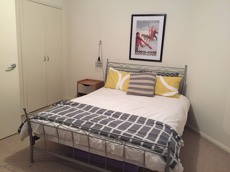 Second queen room