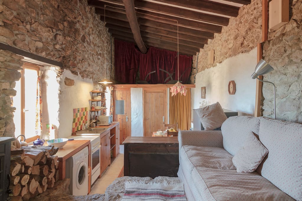 Salle à manger and kitchen area