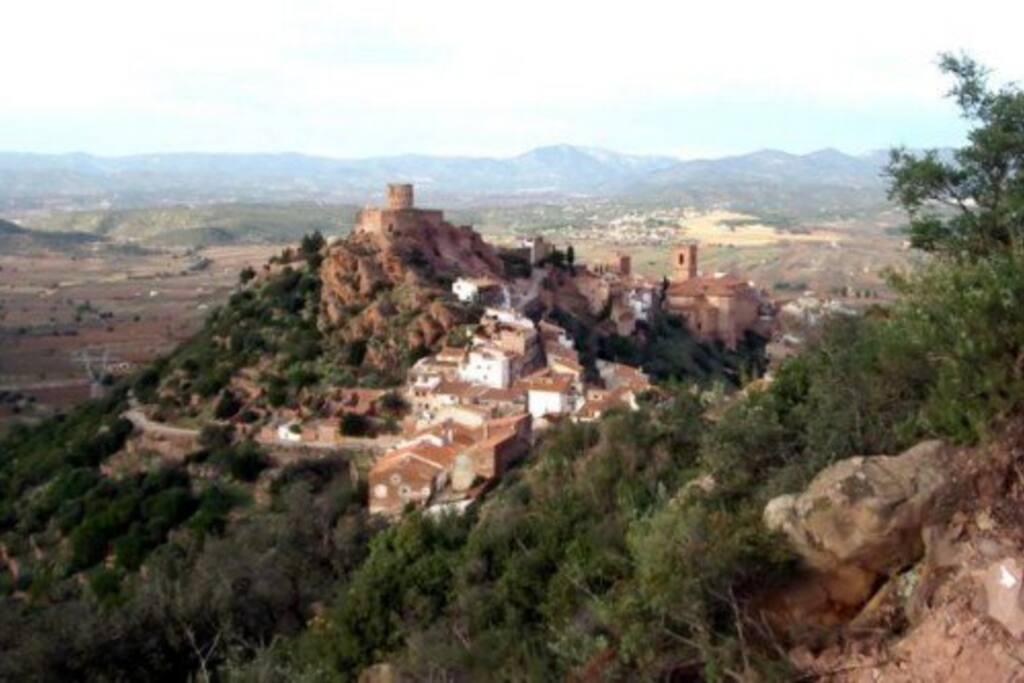 Vilafamés, un pueblo que te hará sumergirte en la época medieval, con sus impresionantes vistas, su legendario castillo de piedra rojiza que vigila y corona el valle y sus bosques de almendros, olivos y pinos que te harán vivir el Mediterraneo intensamente.