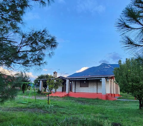 Cozy cabin overlooks the mountains