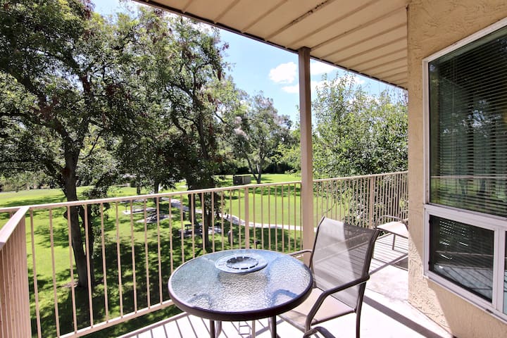 Guadalupe River Retreat! Sleeps 6- 2BDR/2BTH!