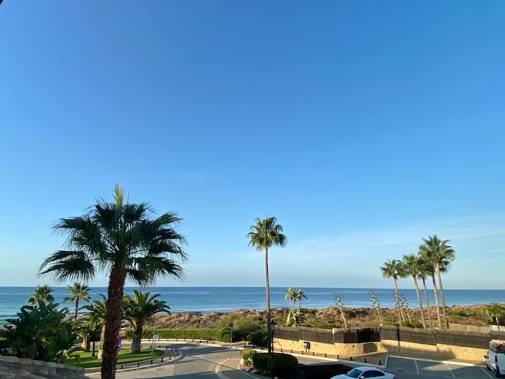 Primera Linea De Playa Espectaculares Vistas A Mar - Marbella
