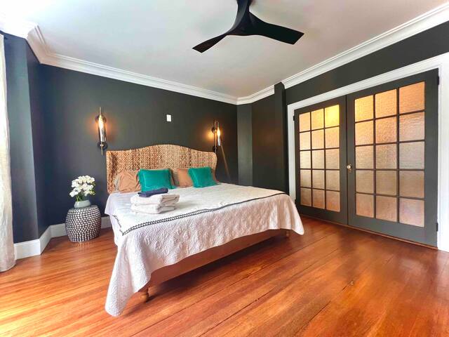 5 bedroom home. Steps to Bellevue gallery image 2