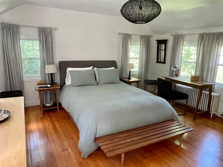 Das fröhliche Hauptschlafzimmer. Rundum Fenster. 