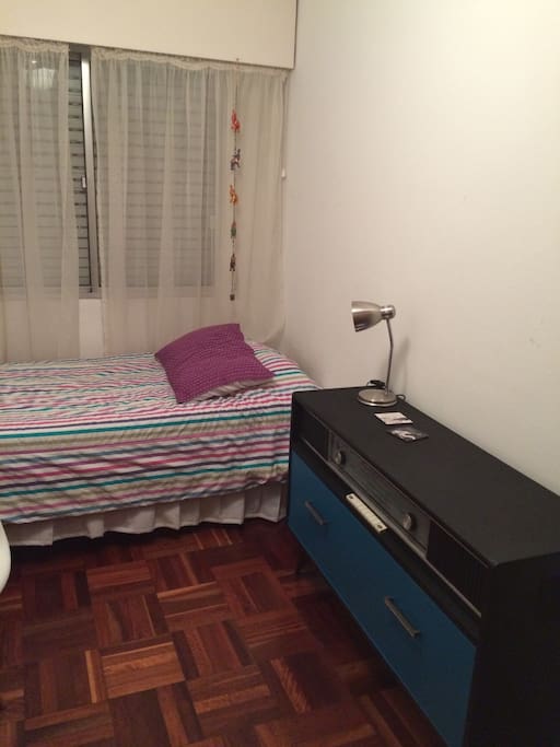 Dormitorio moderno con sommier y placares para guardar
