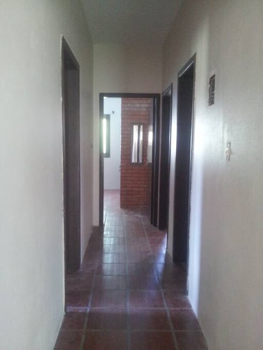 corredor com espelho ao fundo