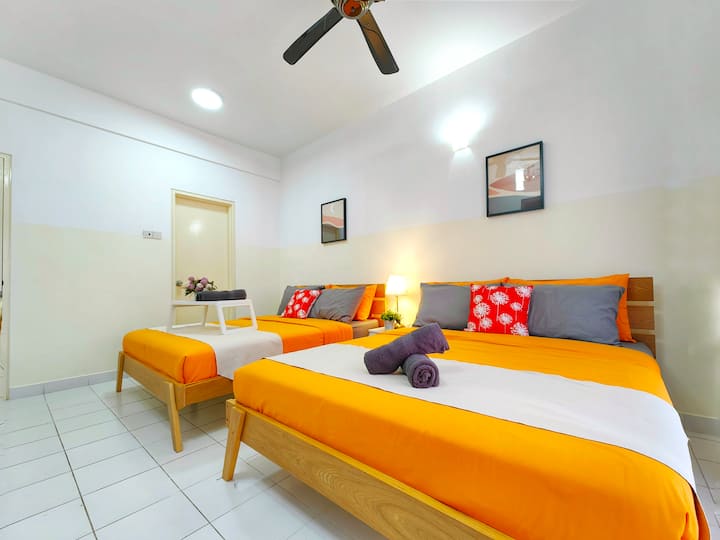 Ofrecemos una cama individual plegable. Se puede organizar fácilmente en la sala de estar o en el dormitorio principal, lo que proporciona flexibilidad y comodidad para arreglos temporales para dormir para huéspedes adicionales.