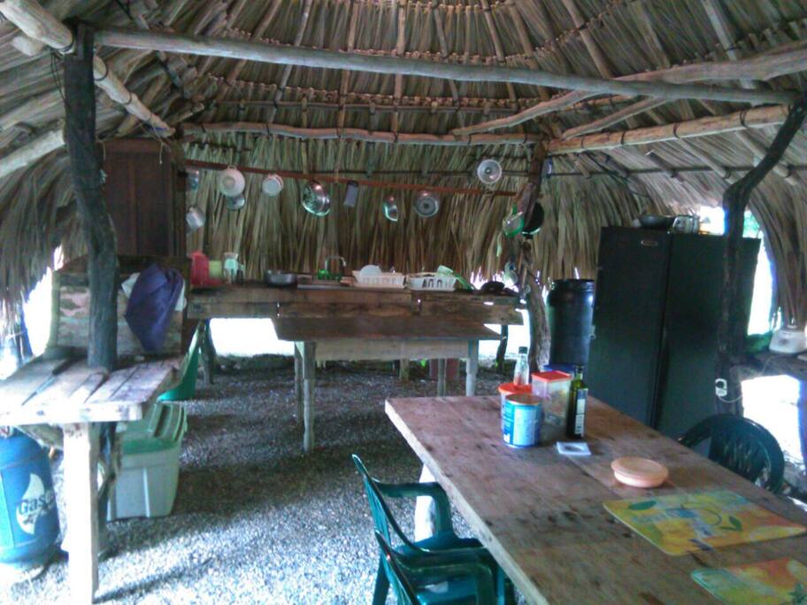 Area de la cocina con fogon a gas y a leña y refrigerador y full dotacion de cocina