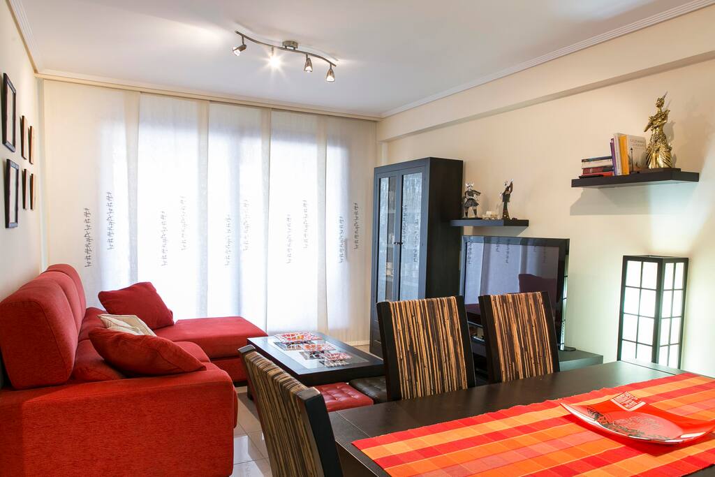 Salón-comedor con chaise longue, TV-HD y acceso directo terraza. Living room with chaise longue, TV-HD and direct access to terrace.