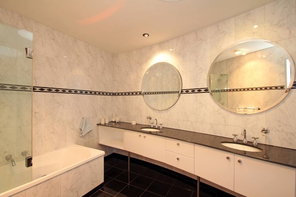 Luxurious bathroom, seperate toilet