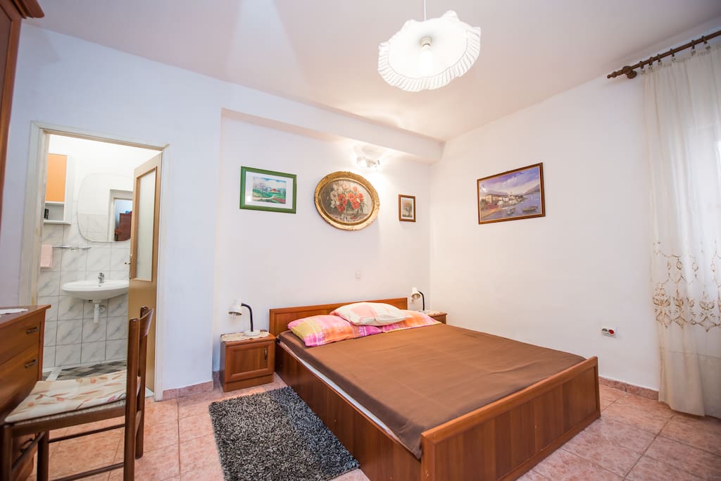 Schlafzimmer 1