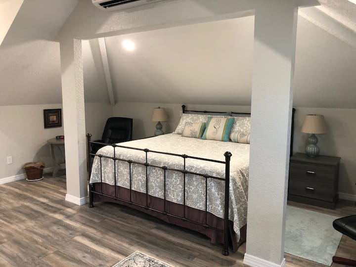 Cama tamaño king nueva: cena cómoda con almohadas geniales. Mira la televisión en la cama con la televisión de 46pulgadas: Netflix gratis, video de Amazon y Hulu. Wifi gratuito también.