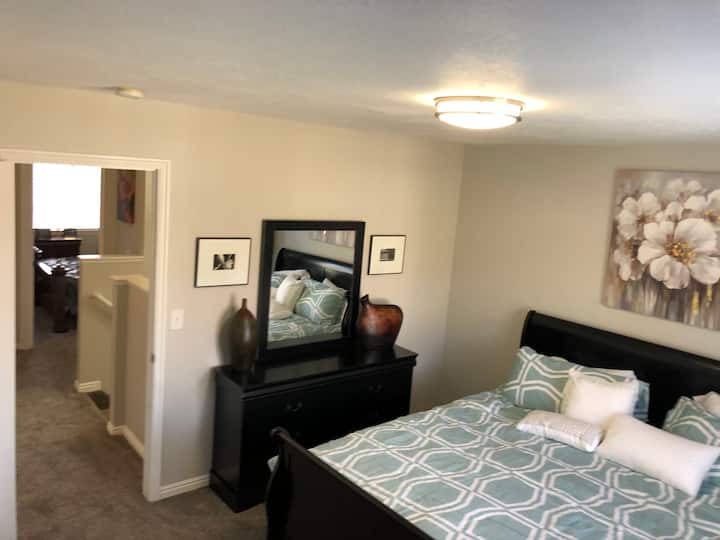 ห้องนอนใหญ่มีเตียงขนาดคิงไซส์และทีวี 