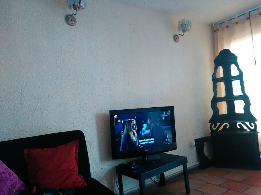 Podrás estar en los diferentes espacios de la casa como la sala en donde esta el tv es un lugar agradable y comodo