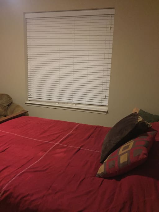 Bedroom with queen sized bed. No bed bugs. Clean sheets with blanket and comforter. Ceiling fan, space heater if needed. Sitting chair.