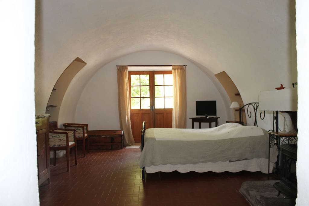 La chambre est voûtée et procure une sensation de bien-être et de calme.