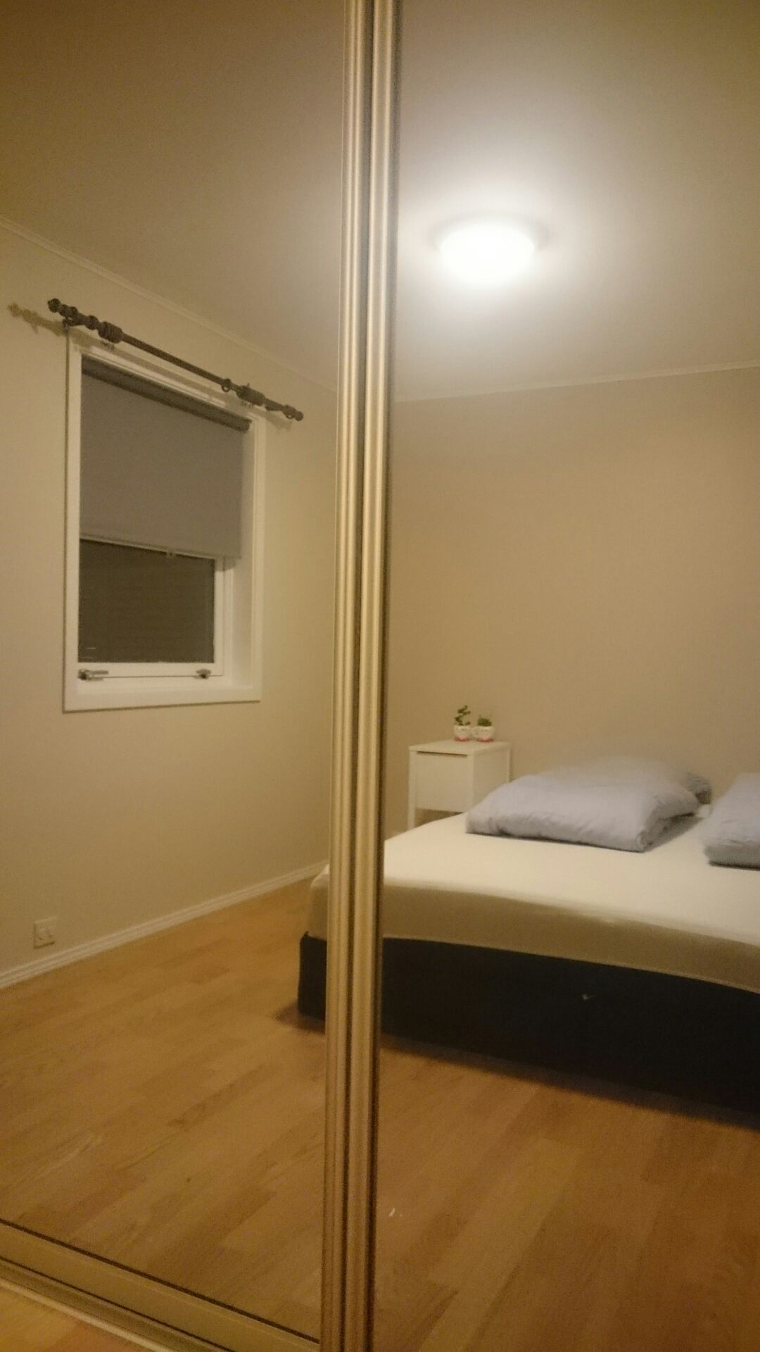 Chumba kikuu cha kulala kilicho na makabati ya kioo 