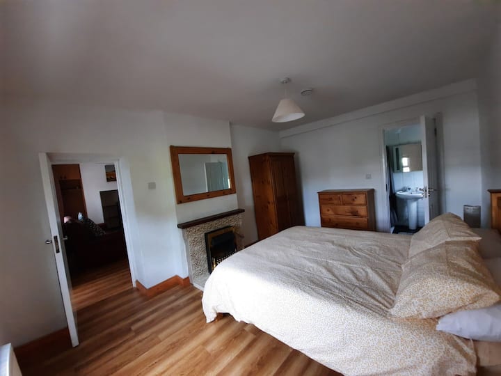 חדר השינה הצמוד הזה עם מיטת קינג סייז נמצא למטה. 