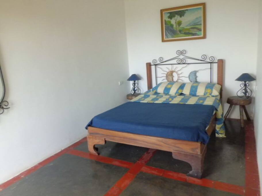 Habitaciòn doble con baño y vestier.
