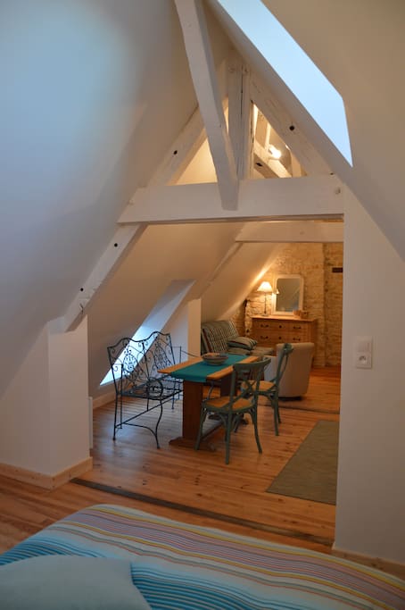 Petit coin salon avec canapé à déplier si besoin