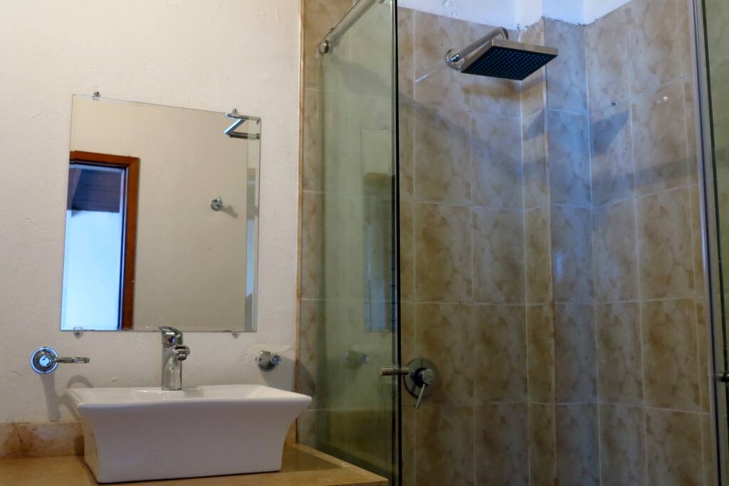 baño compartido con la habitación de al lado
