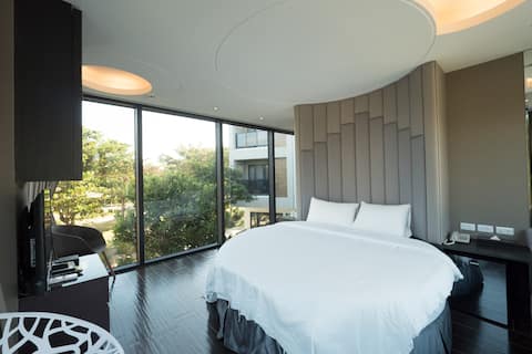 Double room with great view facing Tiding Ranch (201). Soaking tub + freshly made breakfast. Close to Paddington Avenue and Little Bay Beach.