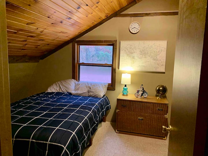 Upstairs bedroom with queen bed 
